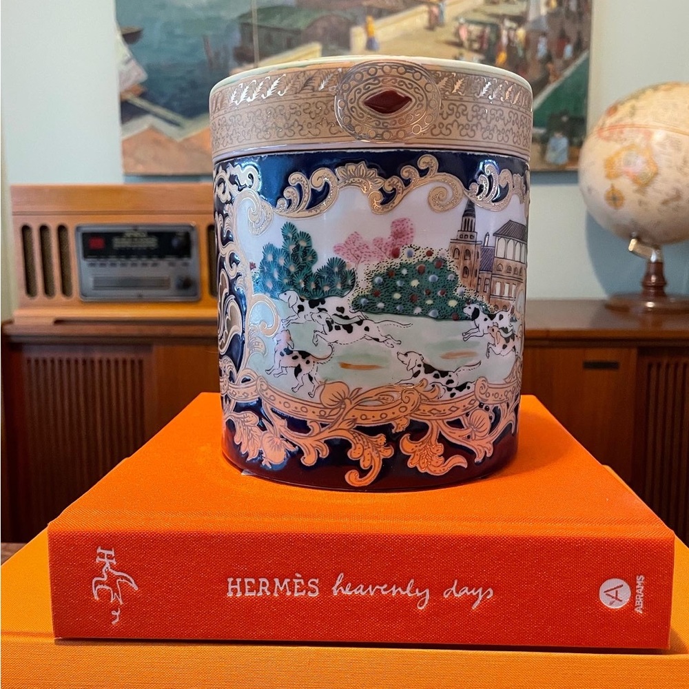 Chinoiserie lidded jar